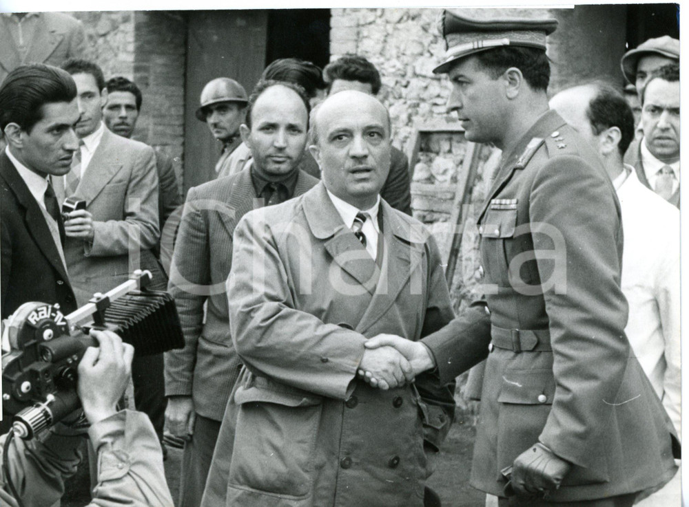 1955 ca ITALIA Amintore FANFANI e Carabinieri sul luogo di una sciagura *Foto Fotografia d'epoca, con didascalia coeva al verso. CONDIZIONI: G (ma lievi sovraimpressioni)FORMATO: 18x13 cm    originale e autentica 1