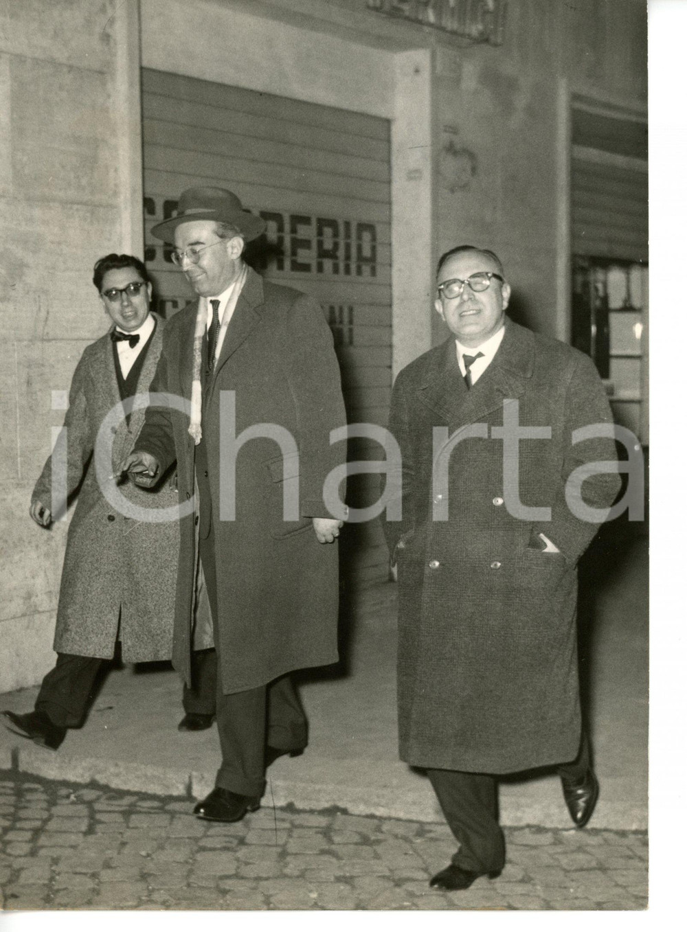1959 ROMA Mariano RUMOR e Luigi GUI fuori dall'abitazione di Amintore FANFANI