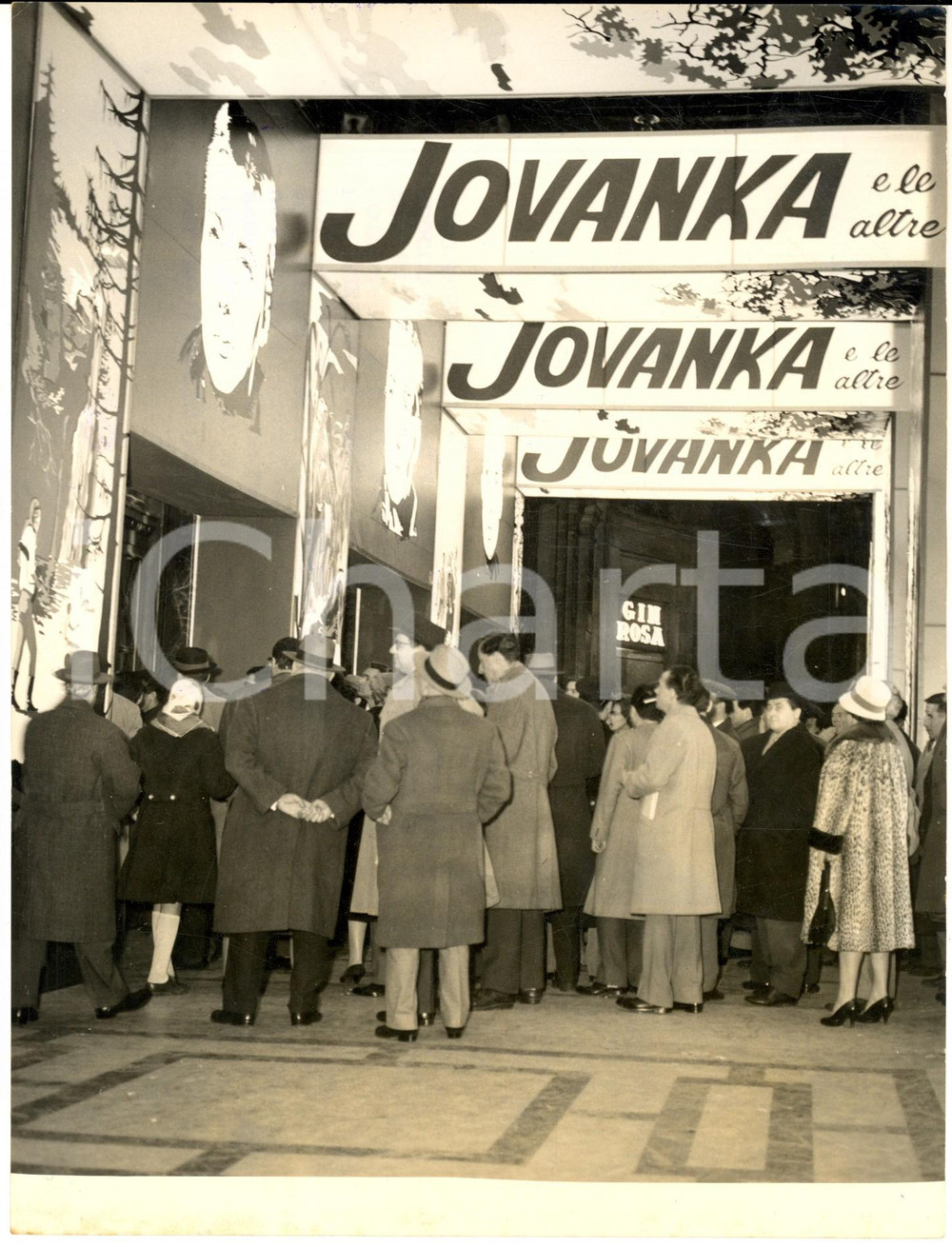 1960 MILANO Cinema ODEON Giornalisti in coda alla prima di "Jovanka e le altre"  Fotografia d'epoca. CONDIZIONI: GFORMATO : 18x24 cm      originale e autentica 1