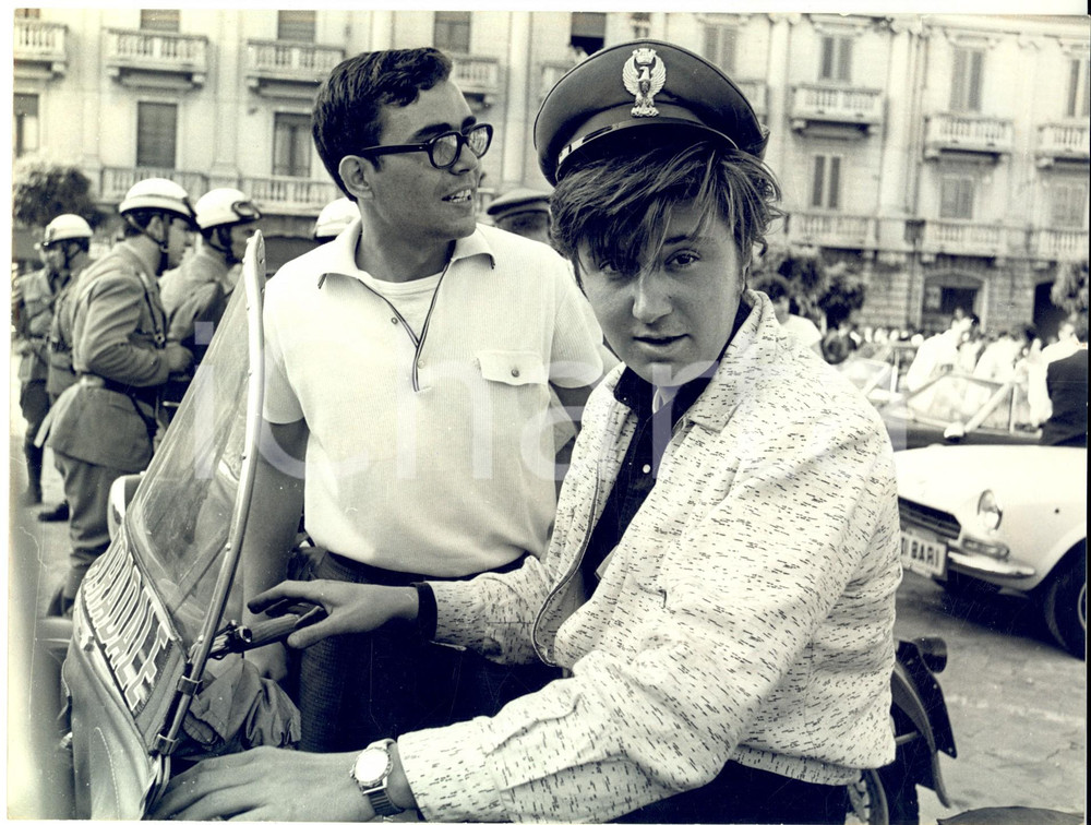 1967 CANTAGIRO SICILIA Bobby SOLO sulla moto della Polizia Stradale *Foto 24x18