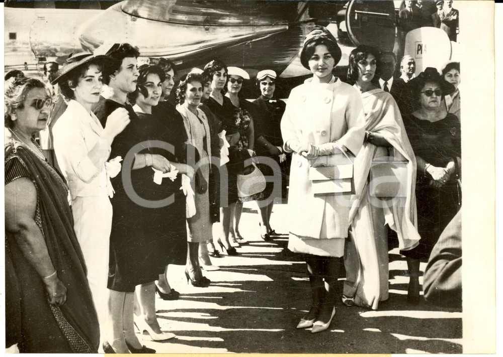 1960 KARACHI Farah DIBA accolta dalle donne dell'Ambasciata d'IRAN *Foto 18x13 Fotografia d'epoca. CONDIZIONI: G    originale e autentica 1