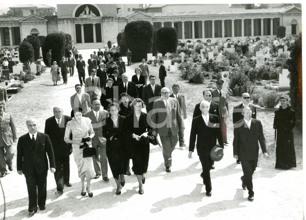 1955 TRENTO Anniversario morte Alcide DE GASPERI - I familiari con Antonio SEGNI Fotografia d'epoca, con didascalia coeva al verso. CONDIZIONI: G (ma lieve ondulazione)FORMATO: 18x13 cm    originale e autentica 1