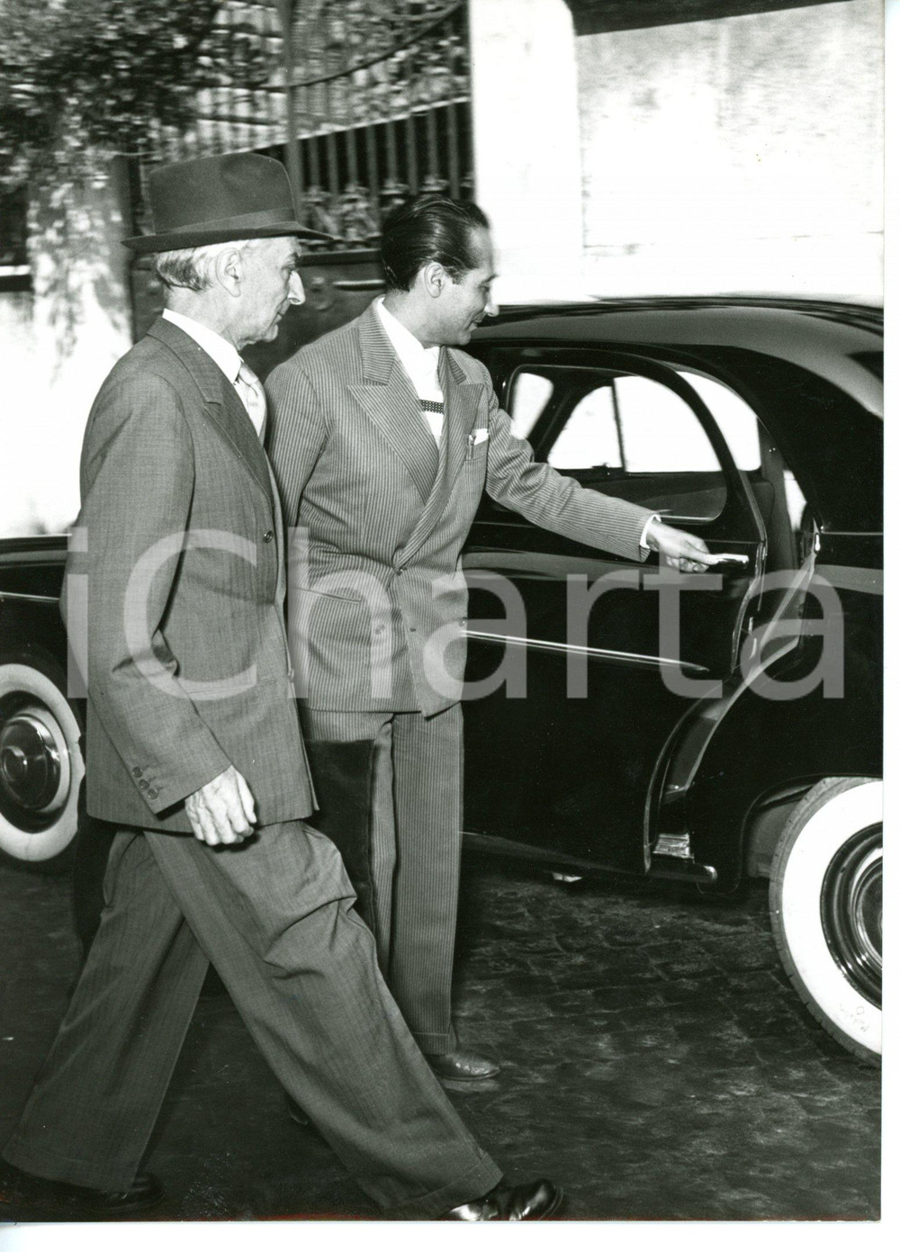 1955 ROMA Antonio SEGNI si dirige all'auto di rappresentanza *Foto 13x18 cm Fotografia d'epoca, con didascalia coeva al verso. CONDIZIONI: GFORMATO: 13x18 cm    originale e autentica 1