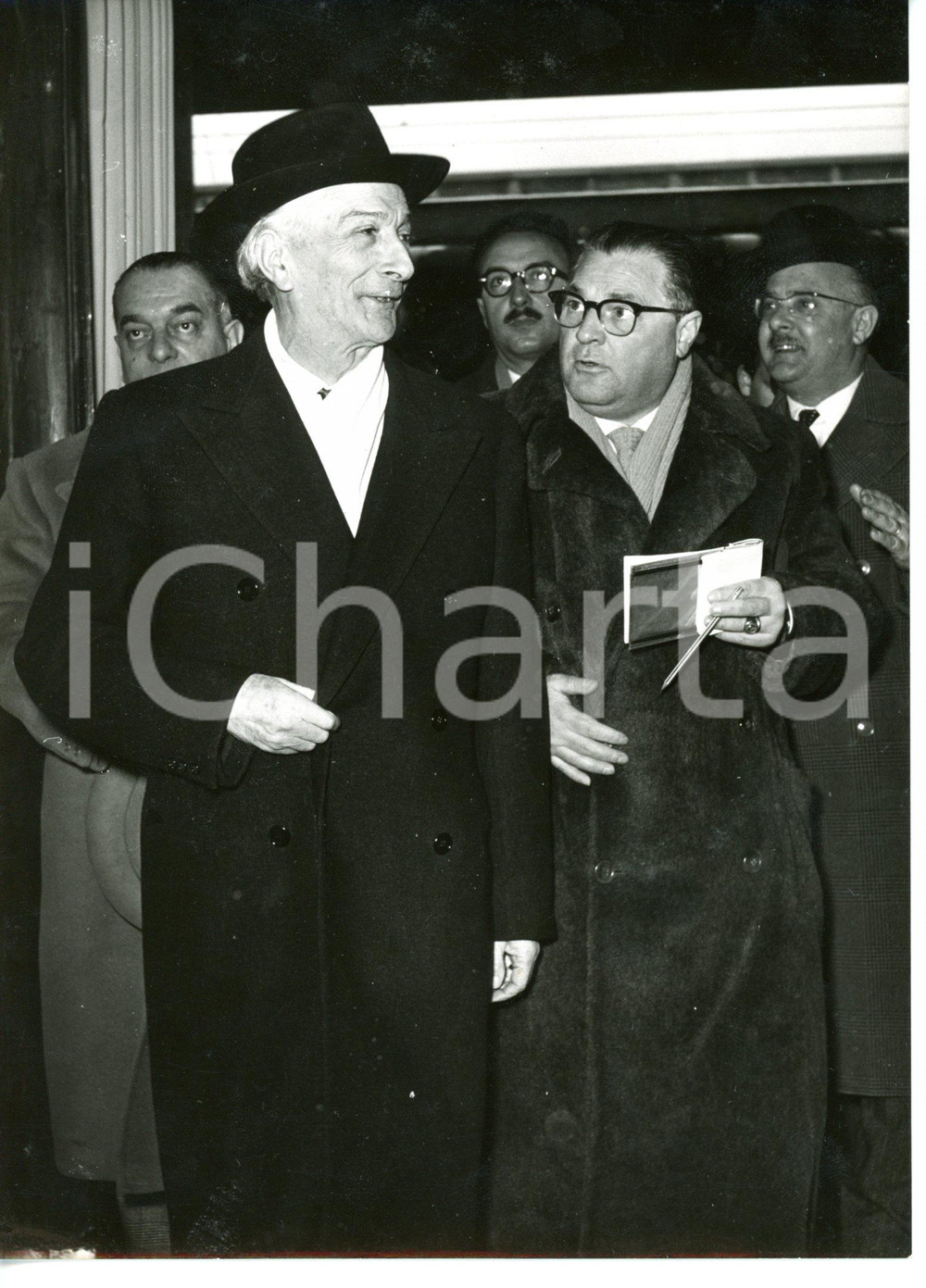 1955 ROMA TERMINI Antonio SEGNI rilascia dichiarazioni ai giornalisti *Foto