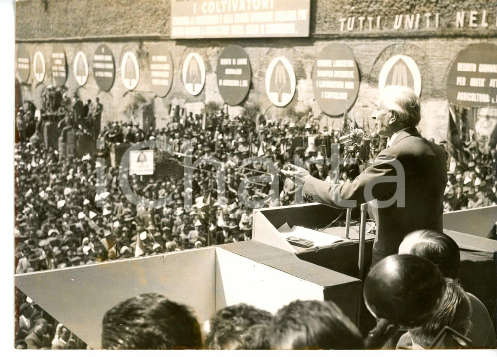 1956 ROMA X Congresso COLDIRETTI - Antonio SEGNI parla alla folla *Foto 18x13 cm Fotografia d'epoca, con didascalia coeva al verso. CONDIZIONI: G (ma lieve alone diffuso)FORMATO: 18x13 cm    originale e autentica 1
