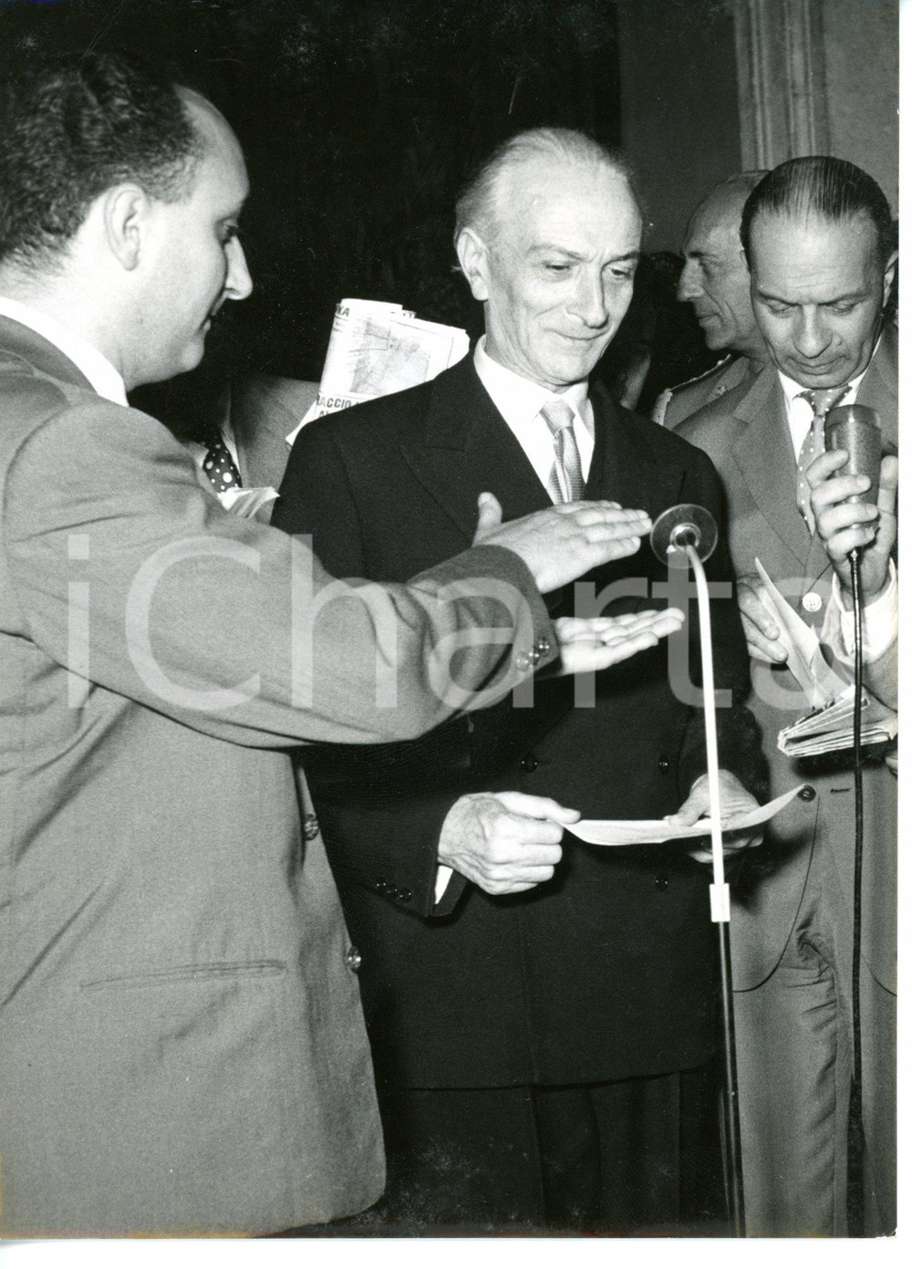 1955 ROMA Antonio SEGNI rilascia intervista al termine delle consultazioni *Foto Fotografia d'epoca, con didascalia coeva al verso. CONDIZIONI: G (ma minime sovraimpressioni)FORMATO: 13x18 cm    originale e autentica 1