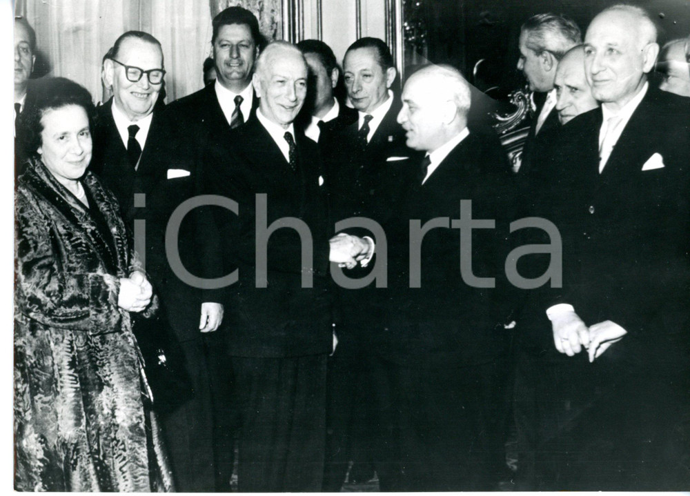 1962 ROMA Stretta di mano tra Antonio SEGNI e Amintore FANFANI *Foto 18x13 cm Fotografia d'epoca, con didascalia coeva al verso. CONDIZIONI: G (ma piccola piegatura al margine superiore)FORMATO: 18x13 cm    originale e autentica 1
