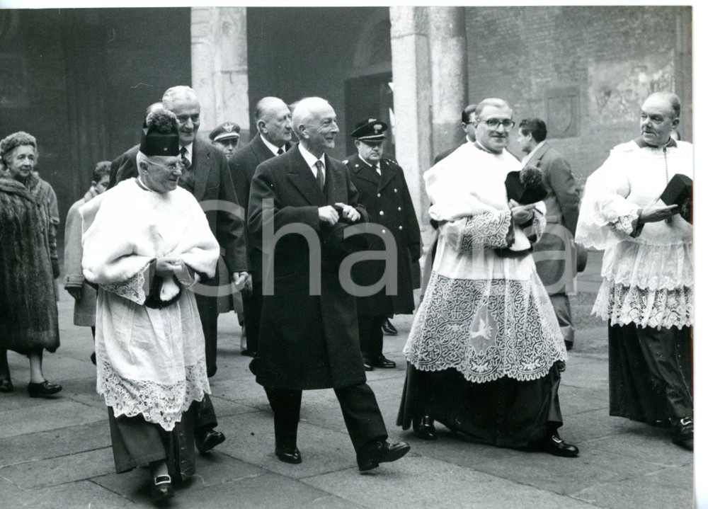 1962 MILANO Basilica di Sant'Ambrogio - Antonio SEGNI al termine della Messa Fotografia d'epoca, con didascalia coeva al verso. CONDIZIONI: G (ma piccolo graffio al margine destro)FORMATO: 18x13 cm    originale e autentica 1
