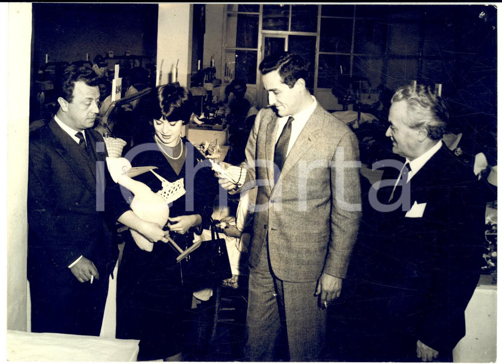 1959 TORINO Vittorio GASSMAN e Anna Maria FERRERO visitano fabbrica LENCI *Foto Fotografia d'epoca, con didascalia coeva al verso. CONDIZIONI: G (ma minima sbrecciatura centrale e piccoli fori angolari)FORMATO:  18x13 cm    originale e autentica 1