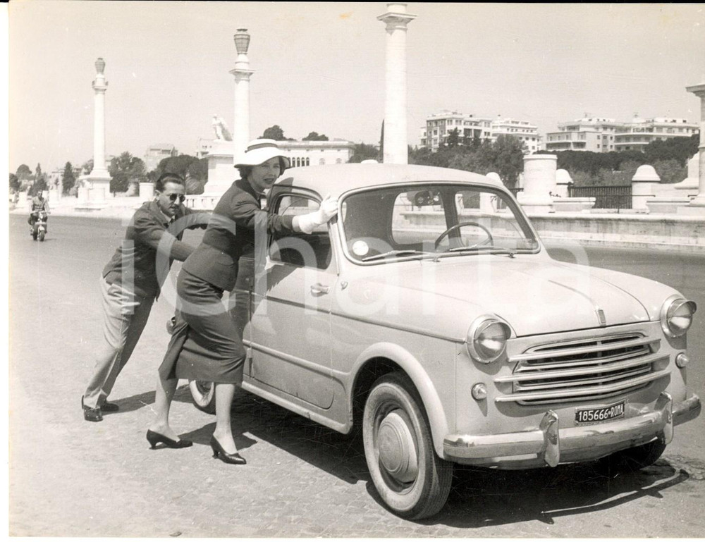 1955 ROMA Rally del Cinema - Xenia VALDERI LIonello DE FELICE spingono FIAT 1100