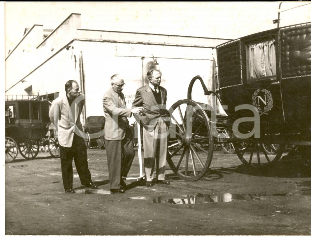 1956 CINEMA "Guerra e pace" King VIDOR sul set osserva una carrozza *Foto 18x13