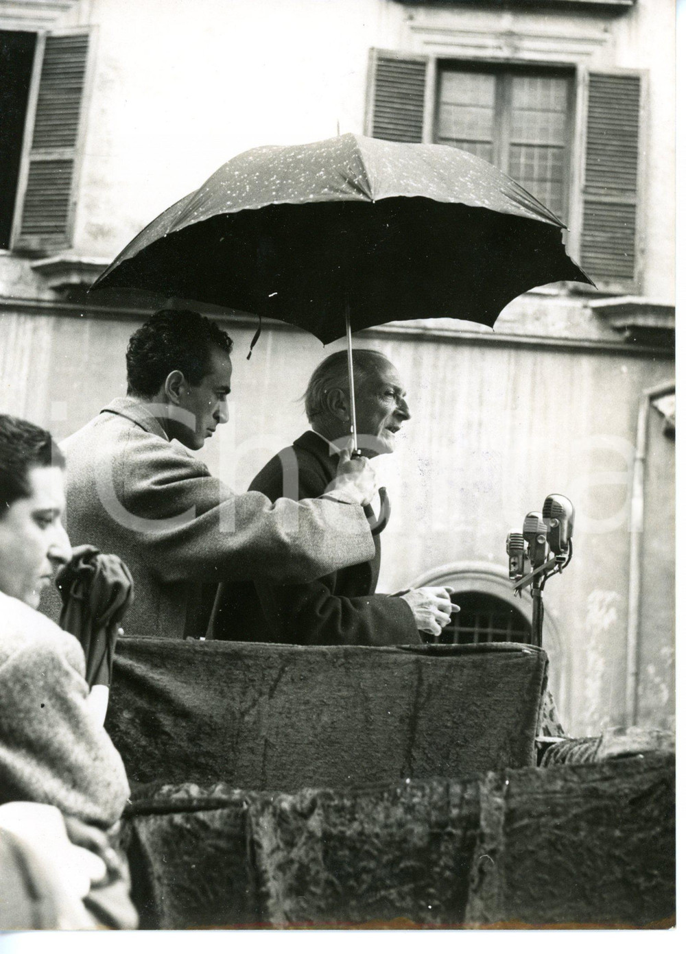 1956 ROMA Antonio SEGNI inaugura campagna elettorale DC sotto la pioggia *Foto