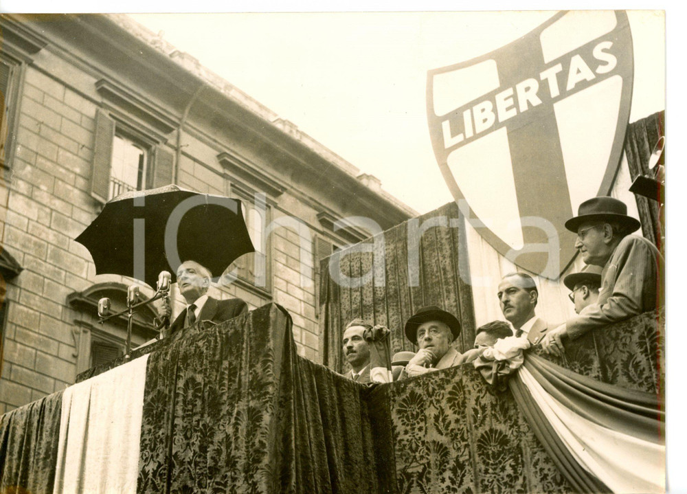 1956 ROMA Antonio SEGNI si ripara dalla pioggia durante campagna elettorale DC