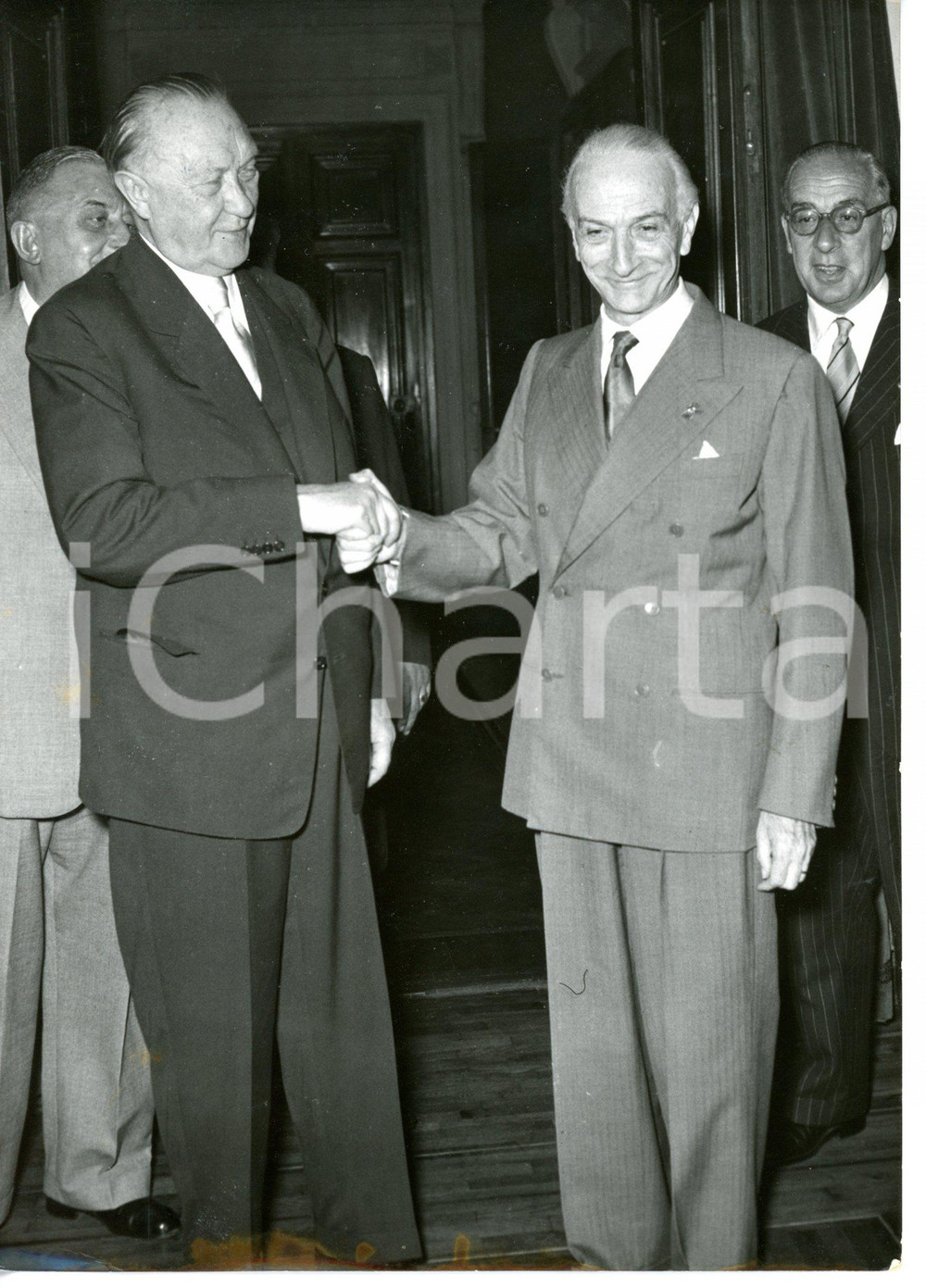1956 ROMA Konrad ADENAUER stringe la mano di Antonio SEGNI *Foto 13x18 cm Fotografia d'epoca con didascalia coeva al verso. DIMENSIONI: 13x18 cm CONDIZIONI: G (ma alone al margine inferiore)    originale e autentica 1