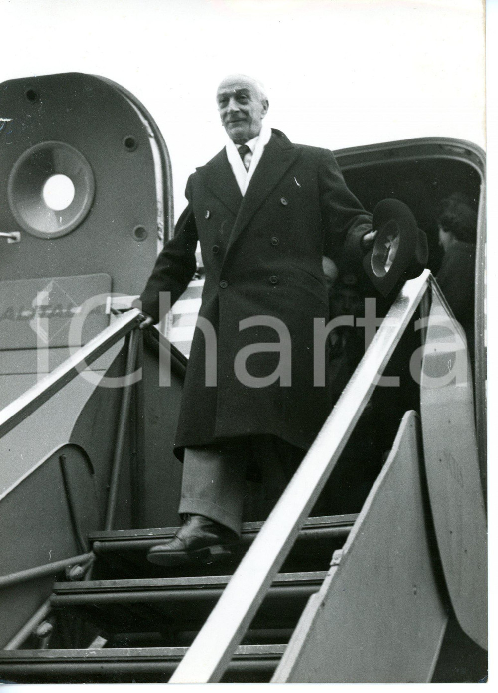 1957 ROMA - ALITALIA Antonio SEGNI scende dalla scaletta dell'aereo *Foto 13x18 Fotografia d'epoca, con didascalia coeva al verso. CONDIZIONI: FAIR (bassa qualit&agrave; di stampa; strappo millimetrico al margine sinistro)FORMATO: 13x18 cm    originale e autentica 1