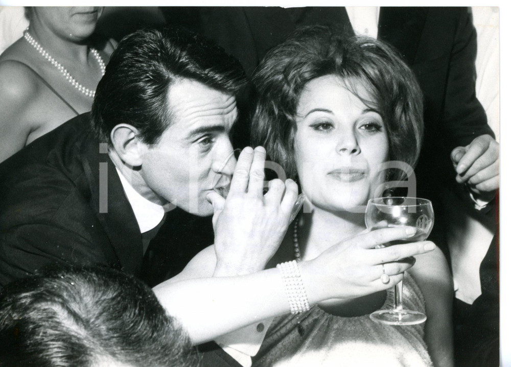Capodanno 1963 SAINT VINCENT Walter CHIARI e Daniela ROCCA al brindisi *Foto