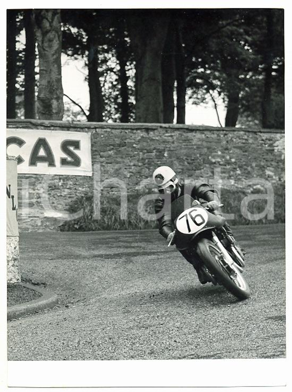 1955 ca ISLE OF MAN SENIOR TT 500 cc Geoffrey DUKE affronta curva su moto GILERA Fotografia d'epoca con didascalia coeva al verso. CONDIZIONI: FAIRDIMENSIONI: 13x18 cm     originale e autentica 1