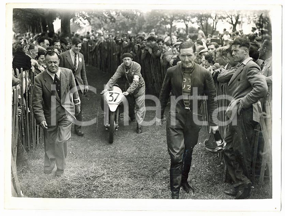 1953 ISLE OF MAN SENIOR TT 250 cc - Fergus ANDERSON al termine della gara *Foto