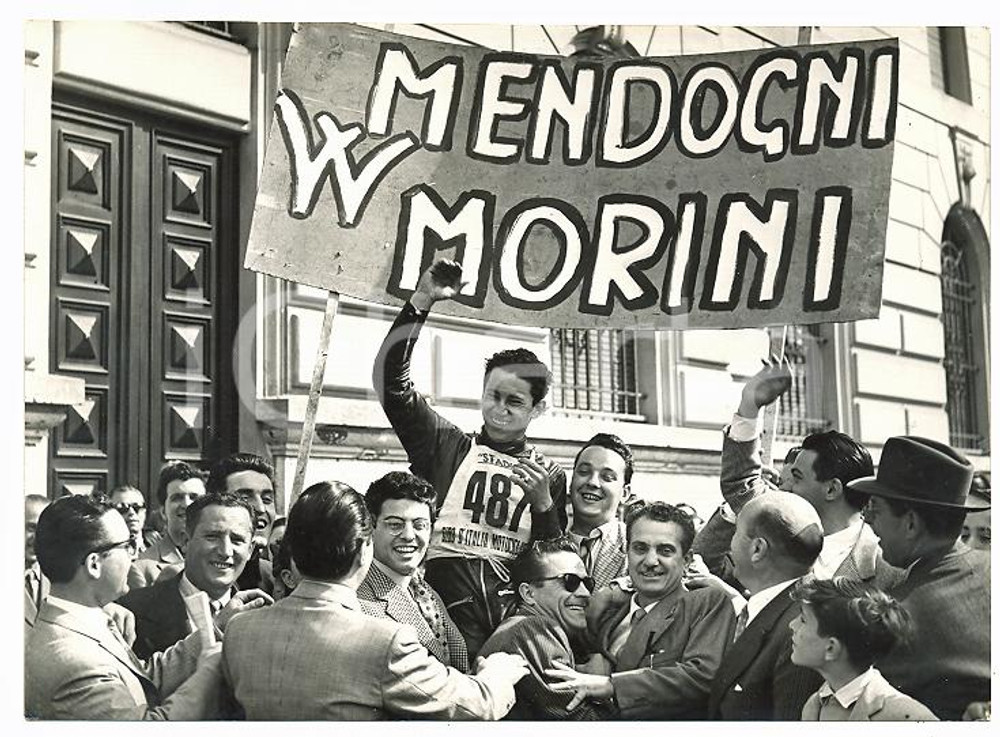1955 MOTOGIRO D'ITALIA Emilio MENDOGNI portato in trionfo con cartello W MORINI