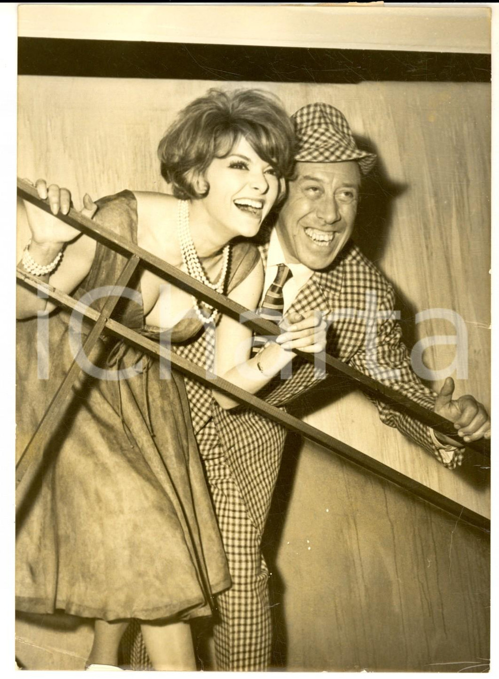 1963 CINEMA "Blague dans le coin" Perrette PRADIER et FERNANDEL *Photo 13x18 cm Fotografia d'epoca con didascalia coeva.  CONDIZIONI: FAIR (piegature marginali) FORMATO: 13x18 cm    originale e autentica 1