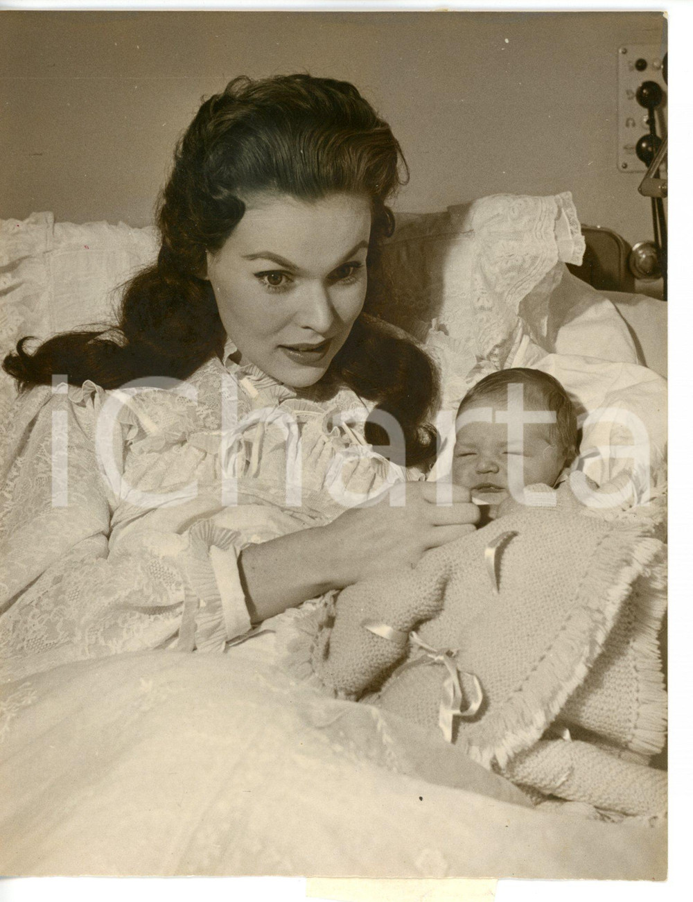 1954 ROMA Tania WEBER con il figlio neonato Rodolfo HECHT LUCARI - Foto 13x16 cm Fotografia d'epoca, con didascalia coeva al verso.CONDIZIONI: FAIR (lieve alone diffuso; alone diffuso)FORMATO: 13x16 cm    originale e autentica 1