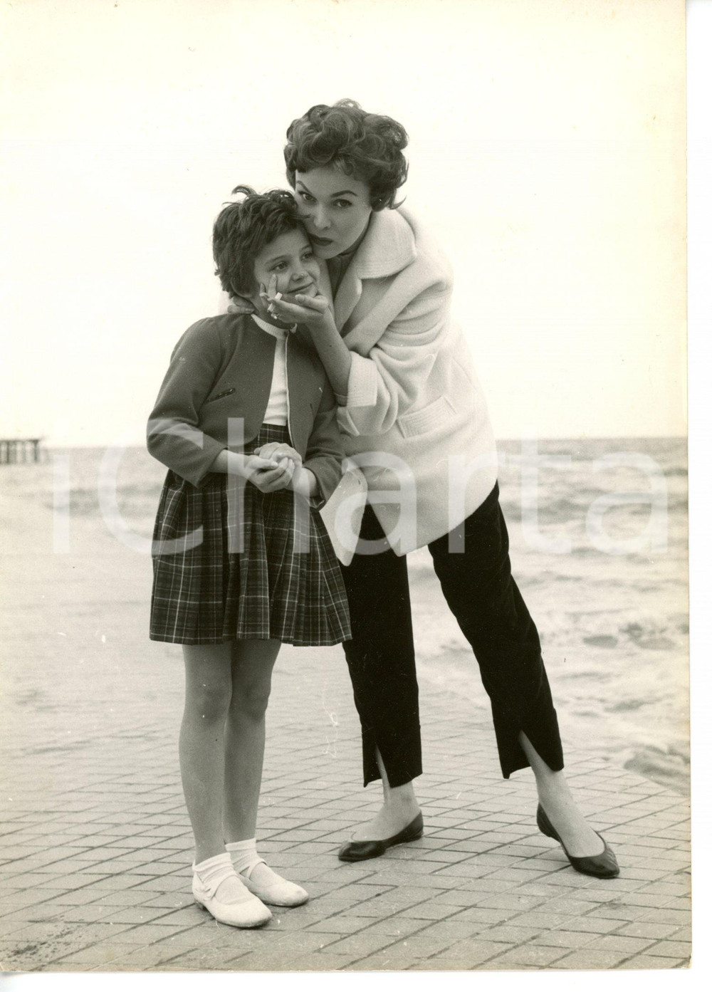 1955 ca VENEZIA Tania WEBER al Lido con la sorella minore *Foto VINTAGE 13x18 cm Fotografia d'epoca.CONDIZIONI: G (ma lievi sovraimpressioni)FORMATO: 13x18 cm    originale e autentica 1