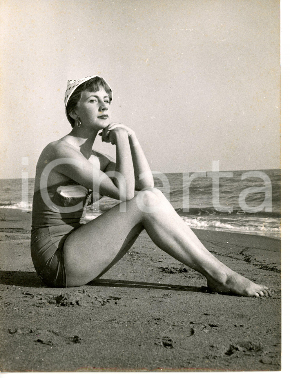 1955 ANZIO Valerie WILTON sulla spiaggia in costume da bagno *Foto VINTAGE 18x24