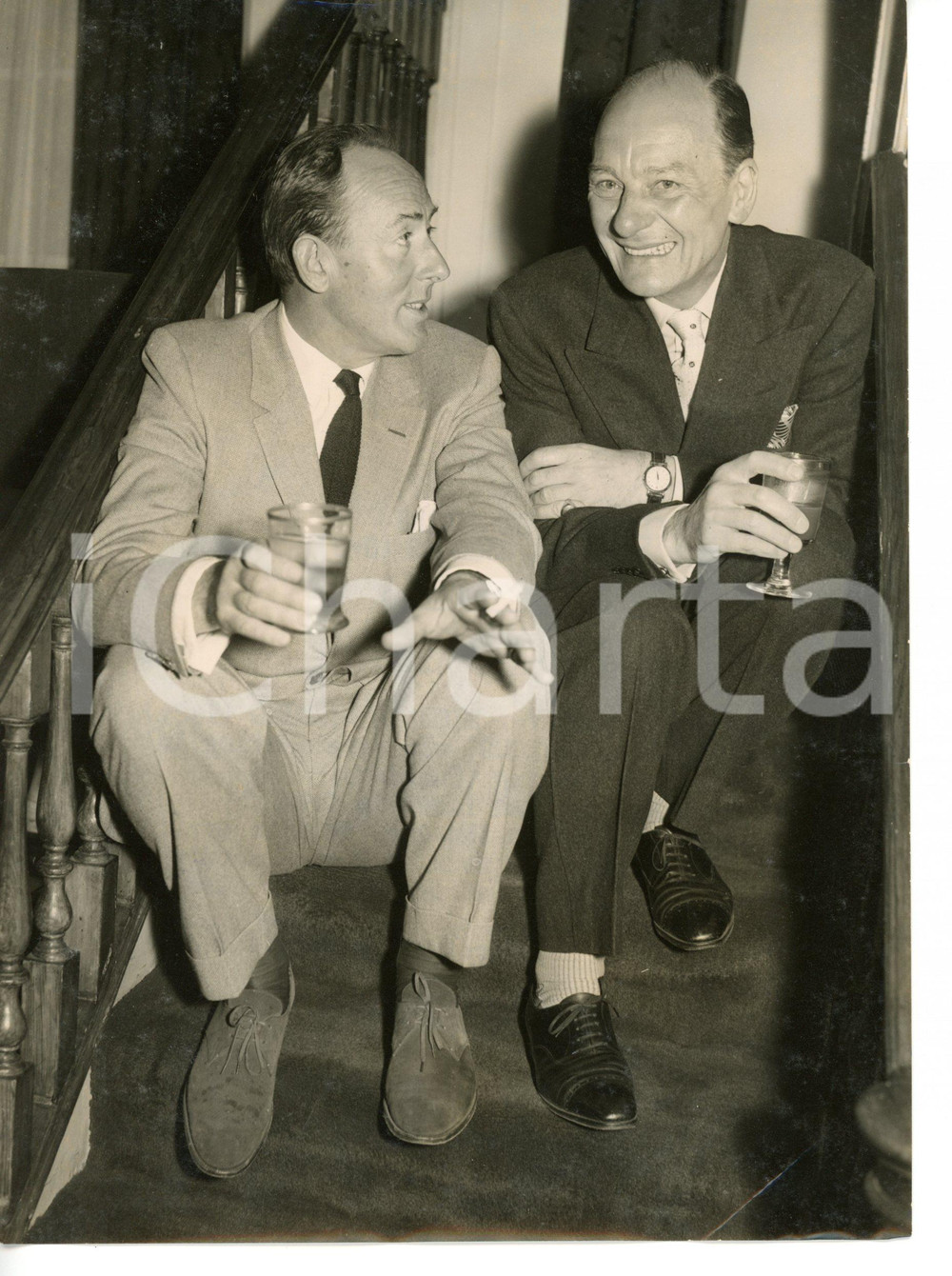 1957 LONDON John GIELGUD and Michael WILDING with a drink in their hand *Photo