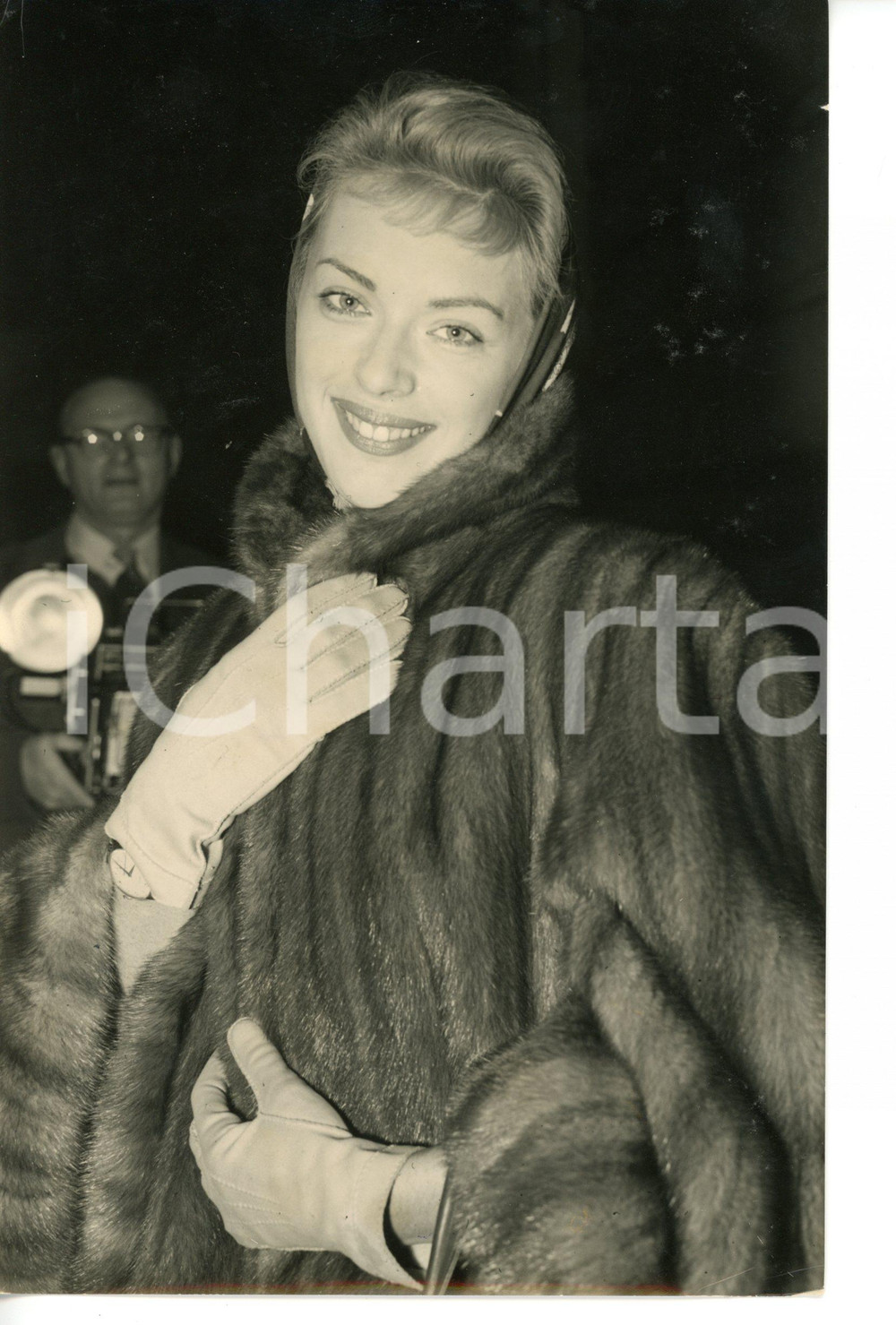 1957 LONDON Victoria Station - Italian actress Milly VITALE in fur *Photo 13x20