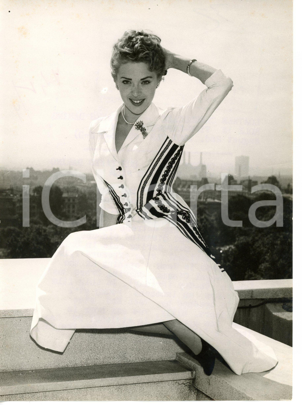 1957 LONDON Milly VITALE on the roof of the Dorchester Hotel *Photo 15x20 cm Fotografia d'epoca, con didascalia coeva al verso.CONDIZIONI: G (ma lievi aloni)FORMATO: 15x20 cm    originale e autentica 1