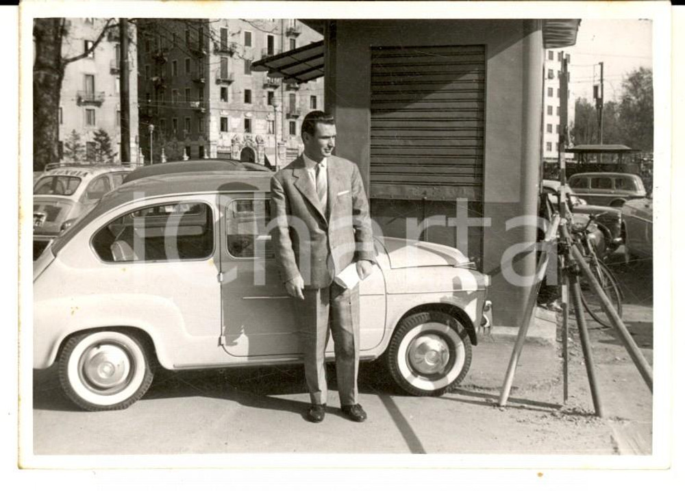 1960 ca MILANO Un fotografo al lavoro - Fiat 500 - Foto COSTUME 12x9 cm