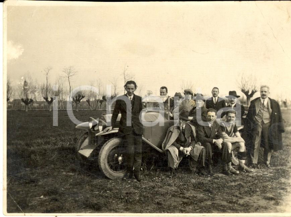 1920 ca LOMBARDIA Ritratto di un gruppo di uomini con automobile - Foto 11x8 cm
