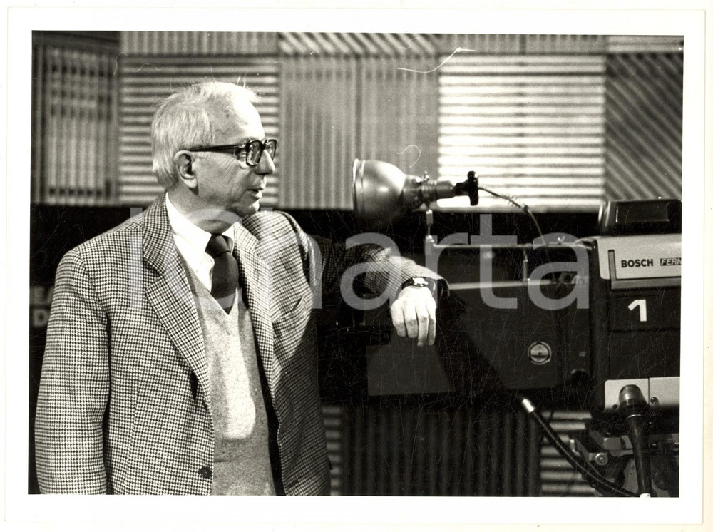 Fotografia d epoca originale 1985 ca RAI UNO  LINEA DIRETTA Enzo BIAGI appoggiato a una telecamera  Foto 1