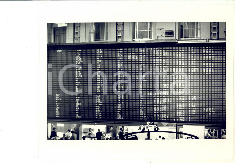 Fotografia d epoca originale 1987 MILANO Tabellone Borsa Italiana  Quotazione dei titoli Foto 25x20 cm 1