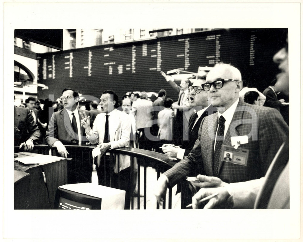 Fotografia d epoca originale 1987 MILANO Borsa Italiana  Broker seguono andamento dei titoli Foto ARTISTICA 1