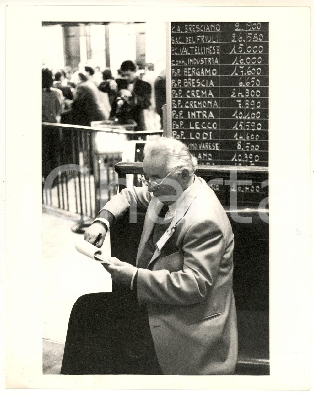 Fotografia d epoca originale 1987 MILANO Borsa Italiana  Broker in un momento di pausa Foto ARTISTICA 25x20 1