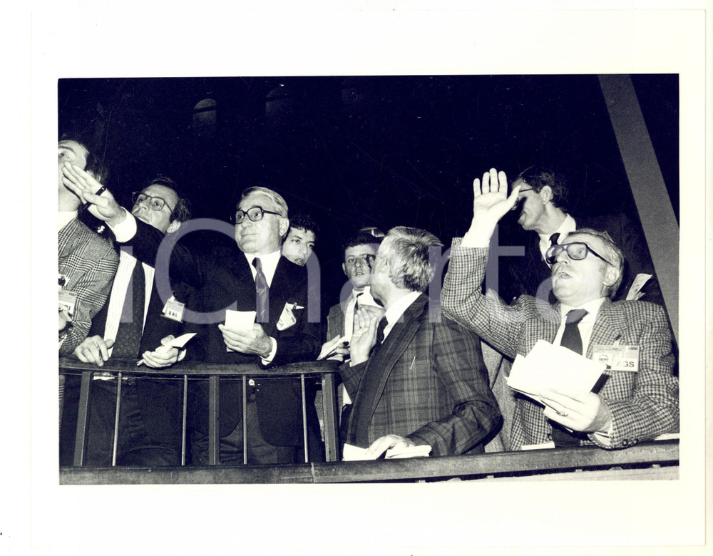 1987 MILANO Borsa Italiana - Broker seguono l'andamento dei titoli - Fotografia