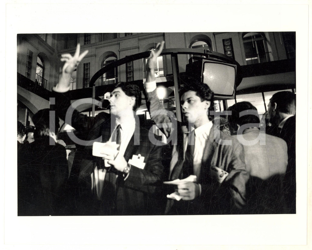 Fotografia d epoca originale 1987 MILANO Broker acquistano titoli in Borsa  Foto 25x20 1