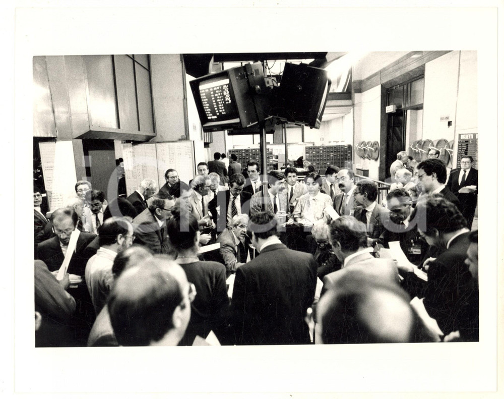 Fotografia d epoca originale 1987 MILANO Borsa Italiana  Folla di broker sotto i monitor  Foto 25x20 cm 1