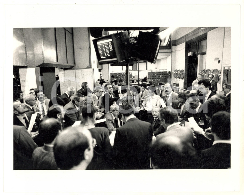 Fotografia d epoca originale 1987 MILANO Borsa Italiana  Folla di broker sotto i monitor Foto 25x20 1