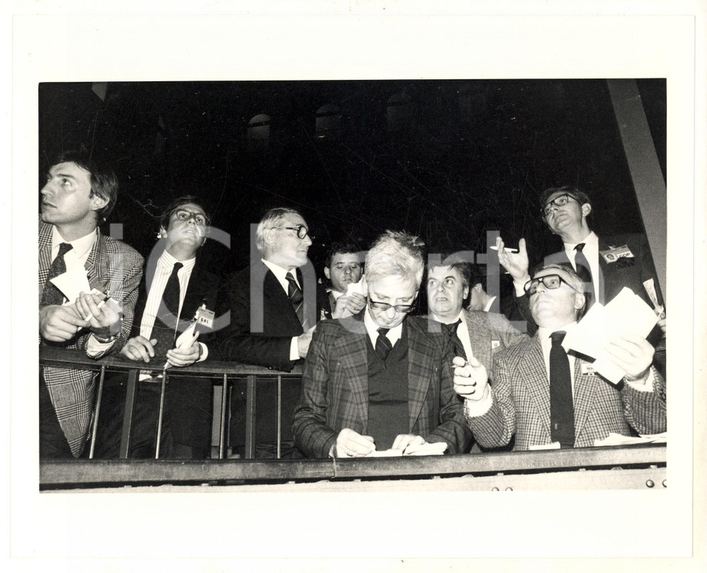 Fotografia d epoca originale 1987 MILANO Broker seguono titoli in Borsa  Foto 25x20 cm 1