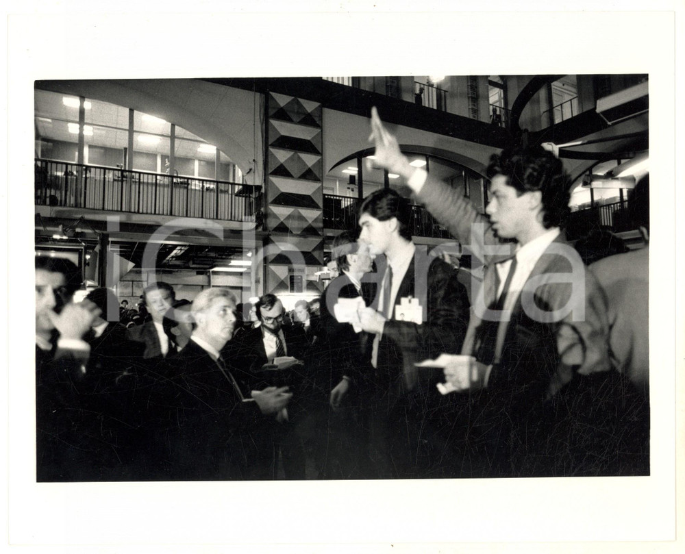 Fotografia d epoca originale 1987 MILANO Borsa Italiana  Folla di broker Foto 25x20 1