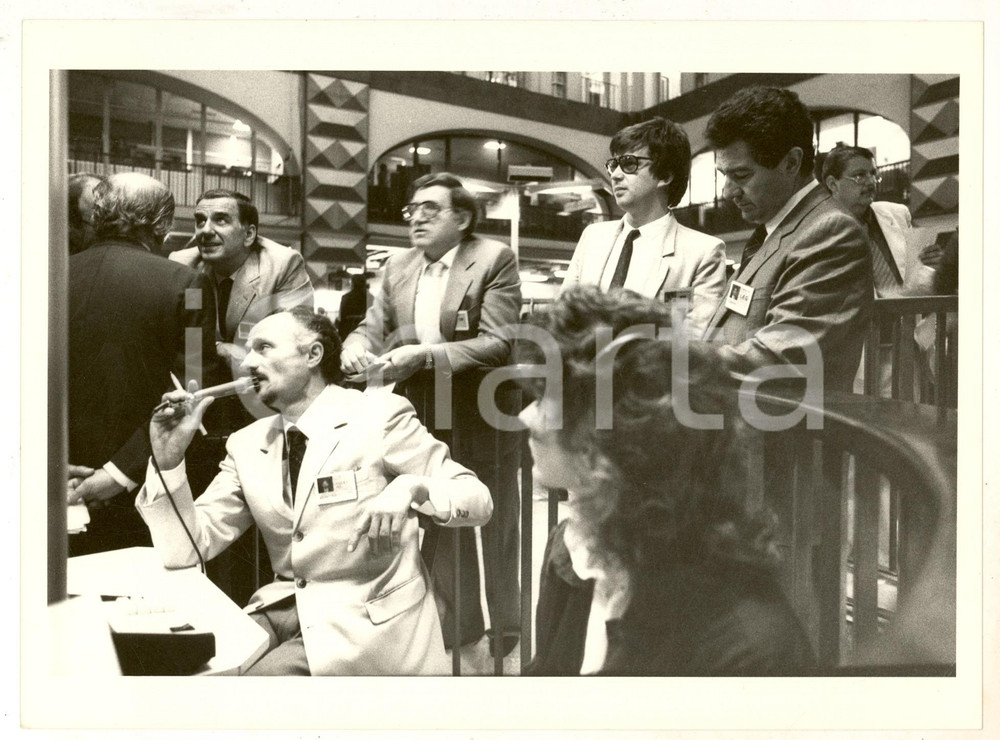 Fotografia d epoca originale 1987 MILANO Borsa Italiana  Broker seguono andamento dei titoli  Foto 24x18 cm 1