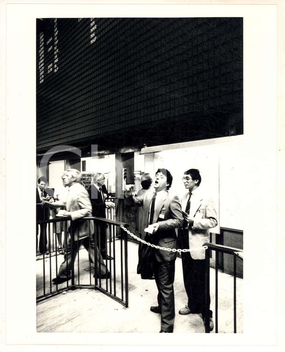 Fotografia d epoca originale 1987 MILANO Borsa Italiana  Broker seguono andamento titoli  Fotografia 20x25 1