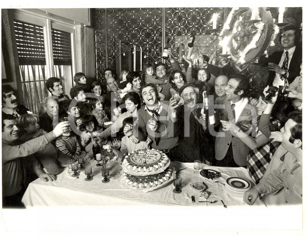 Fotografia d epoca originale 1975 ca MONZA Mino REITANO festeggia il compleanno Foto 1