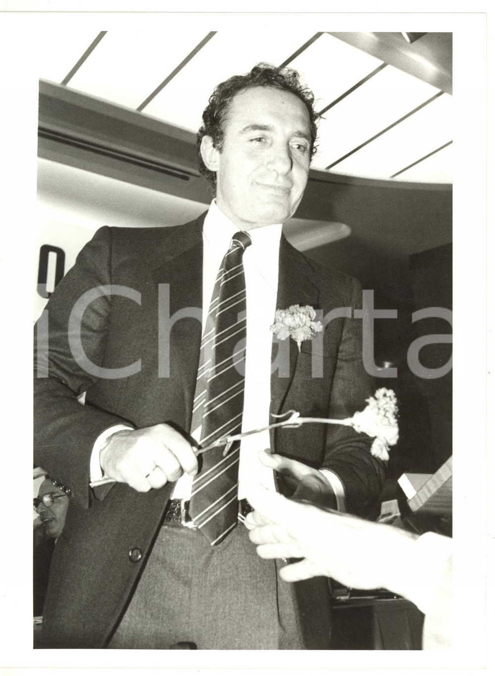 1990 ca MILANO Sindaco Paolo PILLITTERI con un garofano rosso tra le mani - Foto