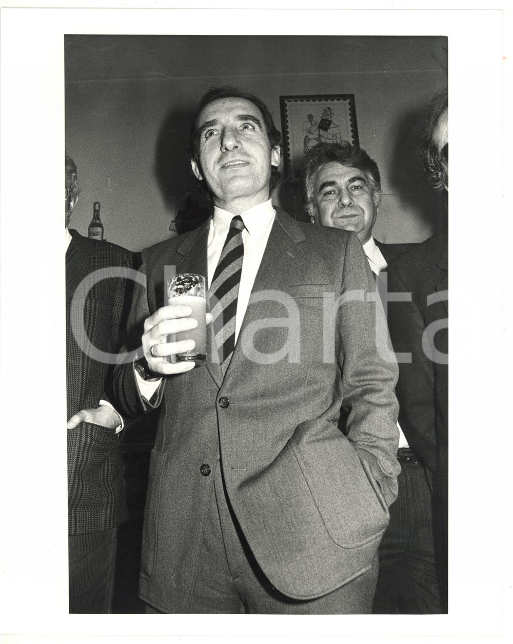 1990 ca MILANO Il sindaco Paolo PILLITTERI beve una birra *Fotografia 20x25 cm