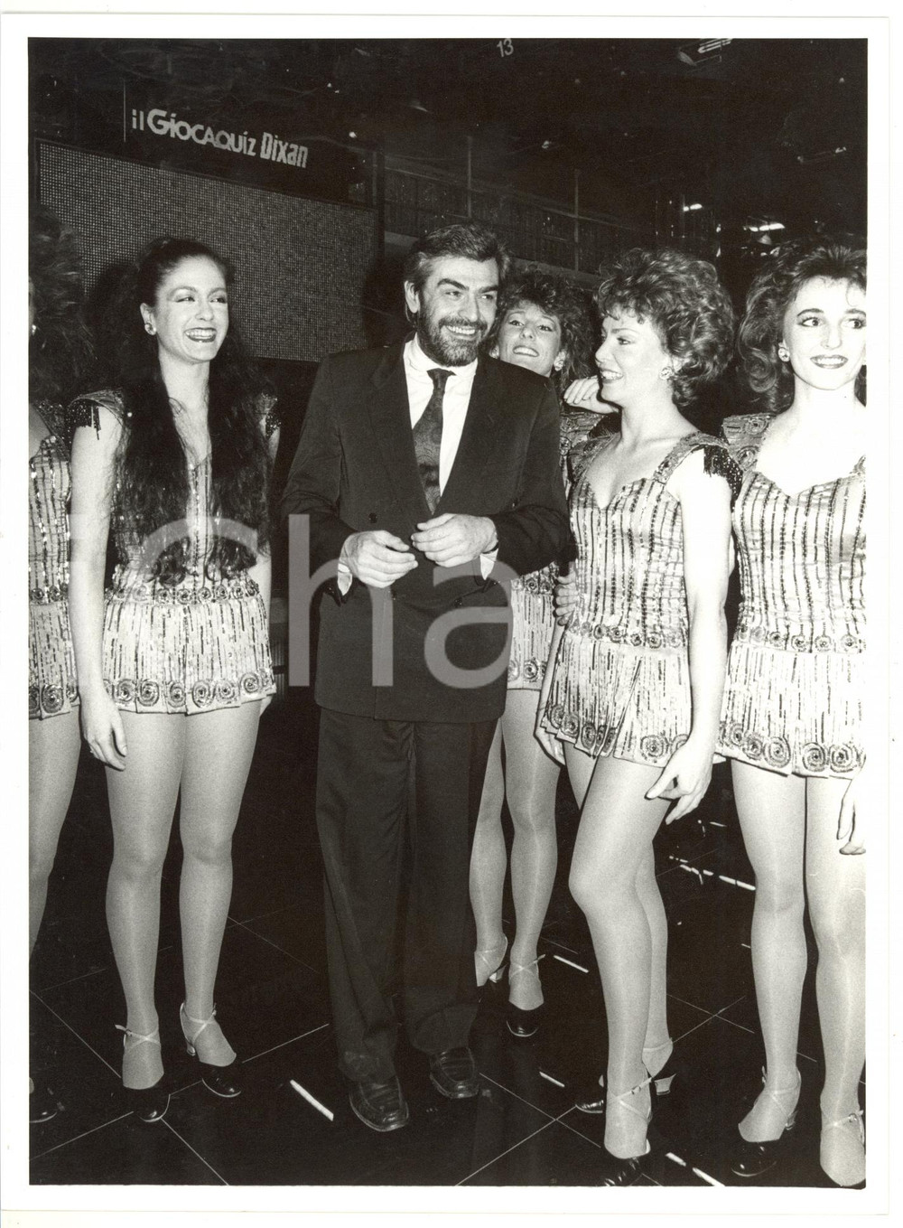 1990 ca RAI UNO - GIOCAQUIZ DIXAN Giovanni GORIA tra le vallette *Foto 18x24 cm