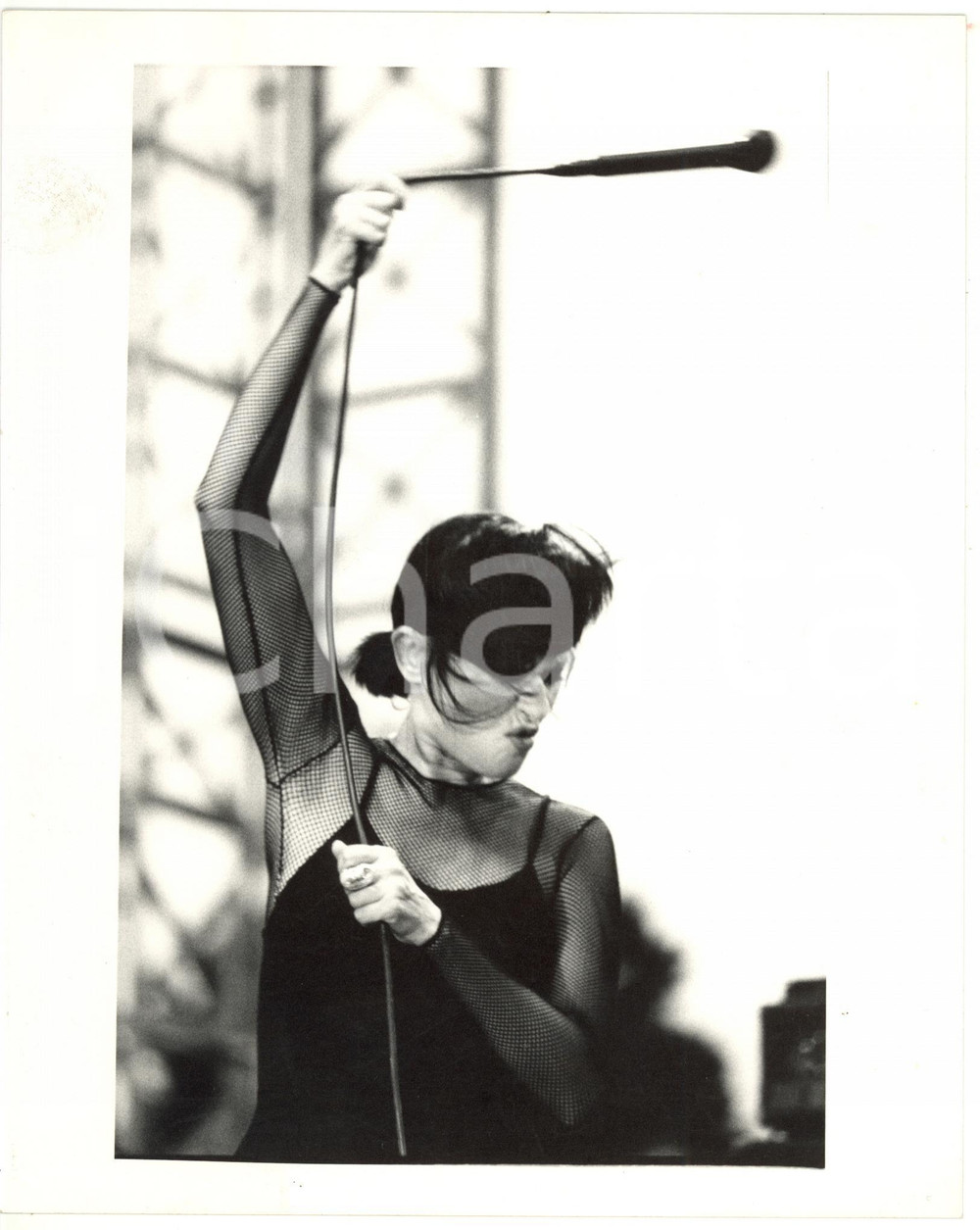 1990 ca FRANCIA - MUSIC - GUESCH PATTI fa roteare il microfono *Foto ARTISTICA