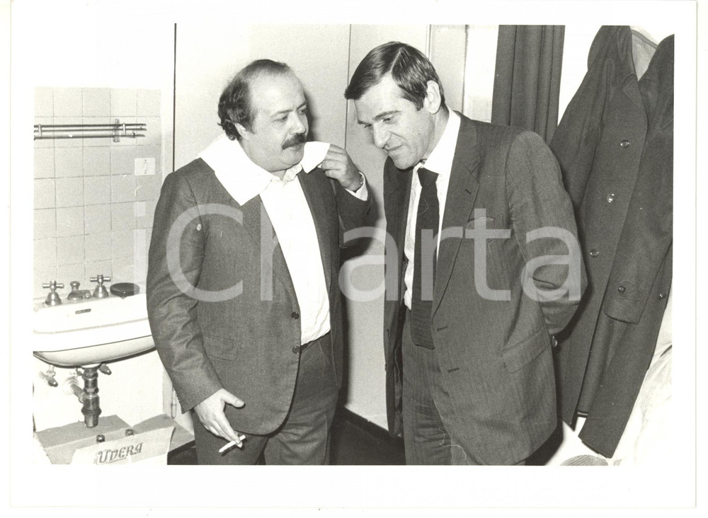 1990 ca FININVEST Maurizio COSTANZO con Giorgio BENVENUTO in camerino *Foto